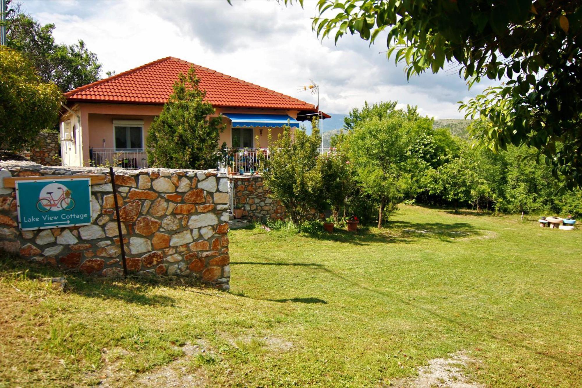Countryside Cottage With Garden & Lake View Peraia  エクステリア 写真